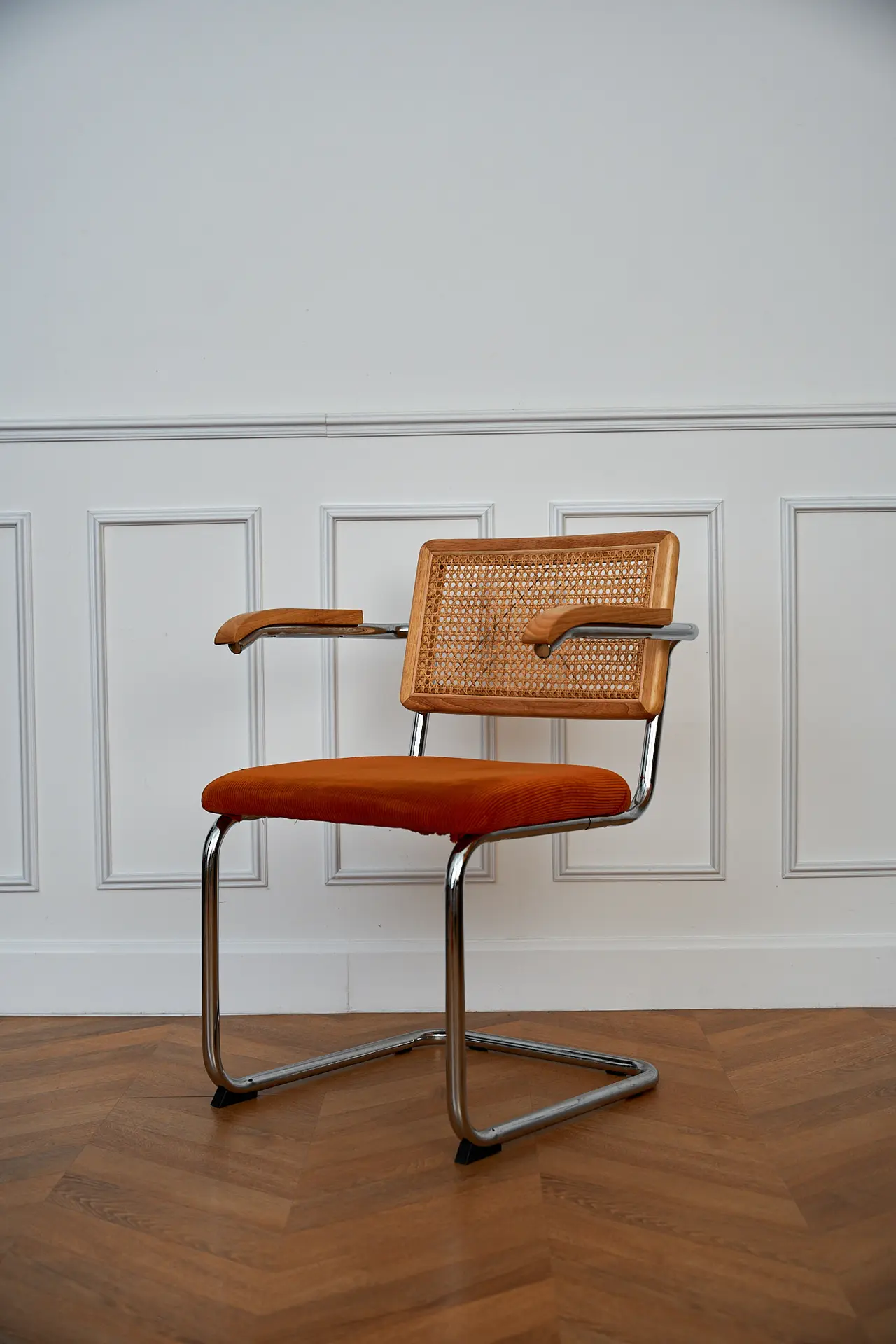 Chaise cannage et velours orange