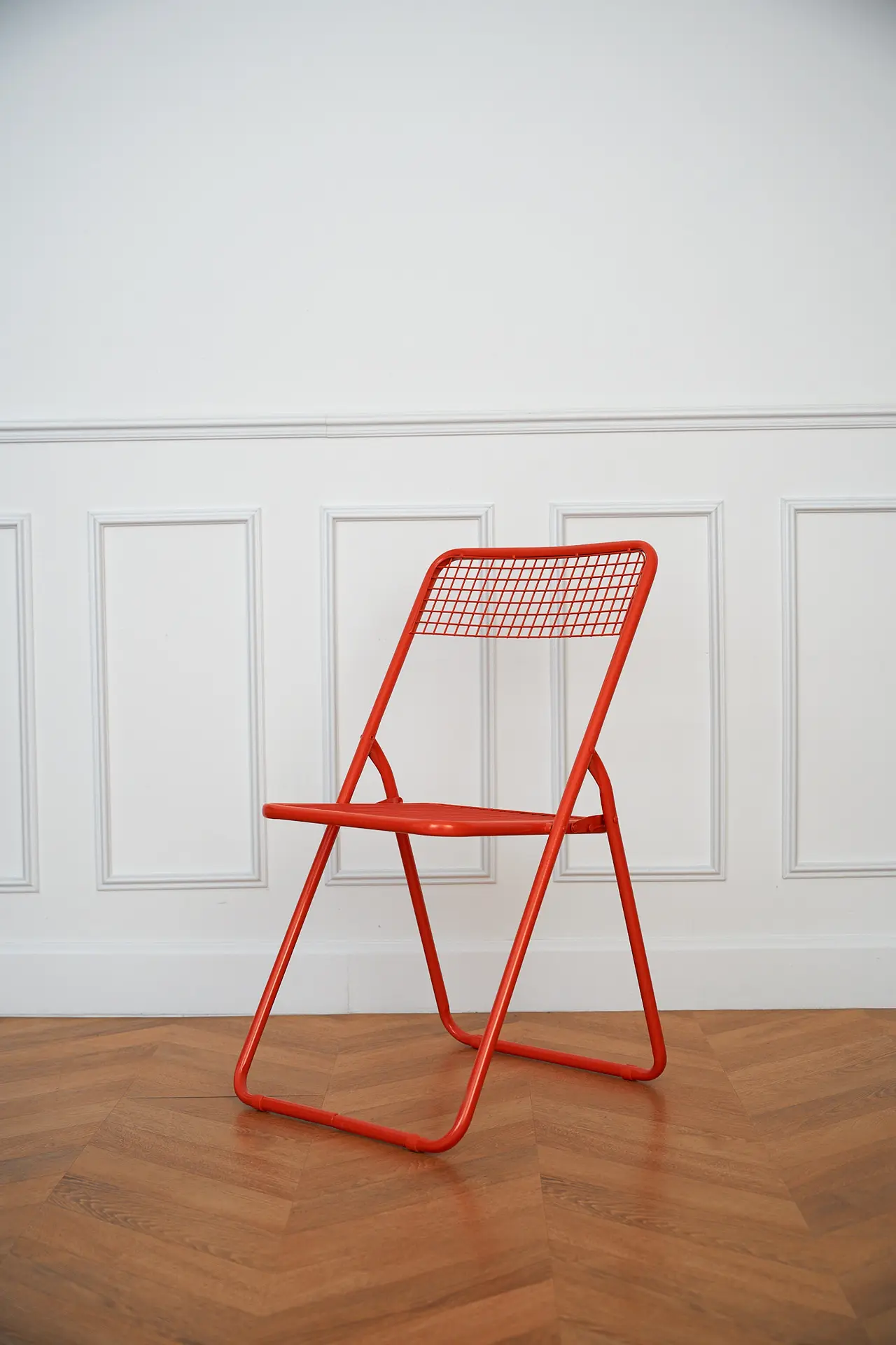 Chaise pliante en métal rouge
