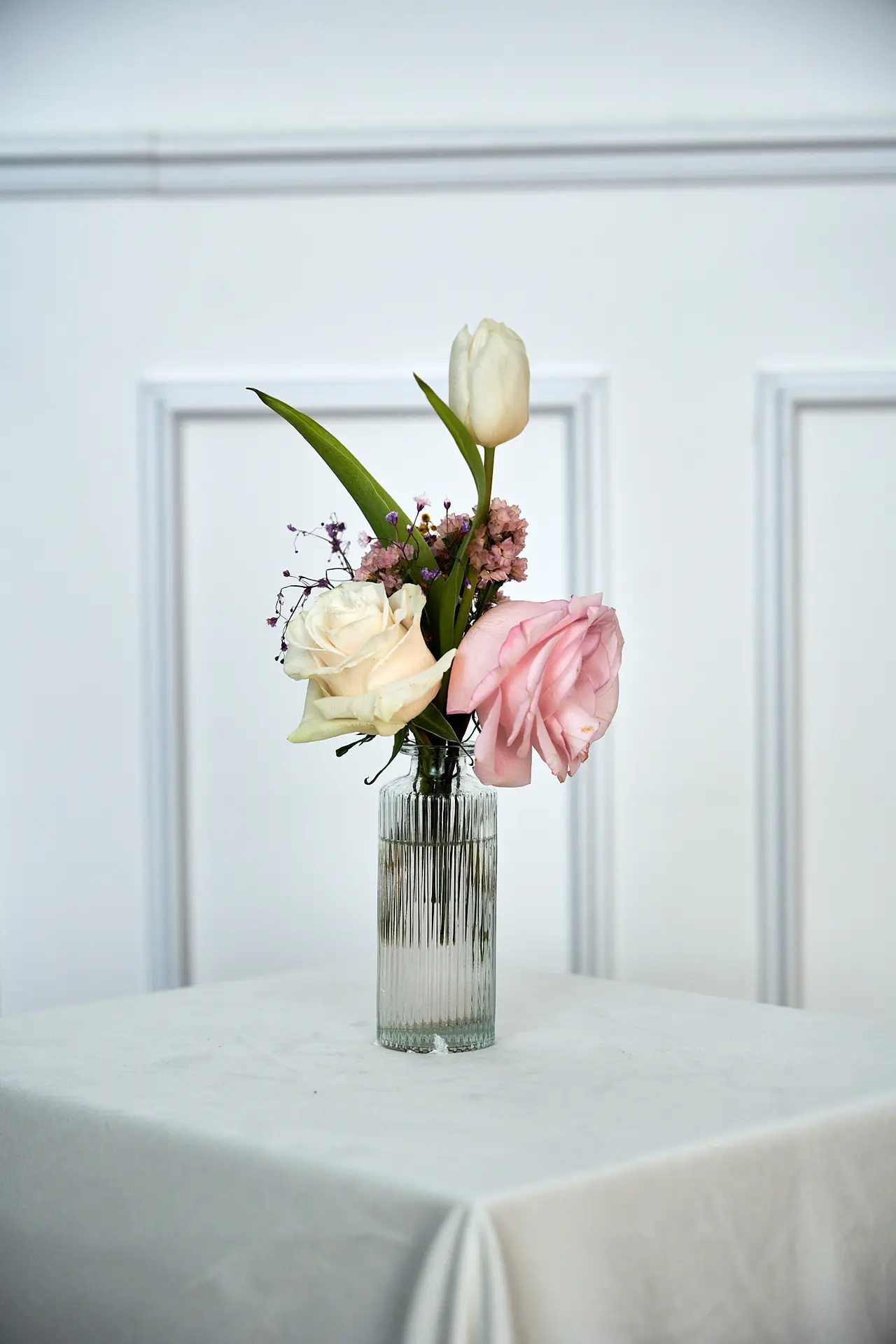 Fleurs fraîches et vase strié