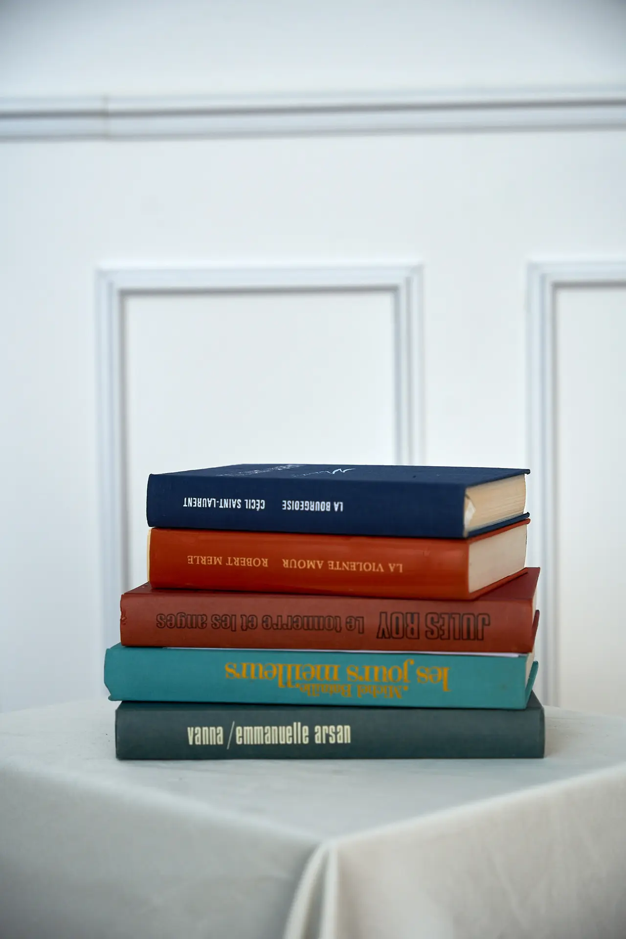 Pile de livres vintage colorés