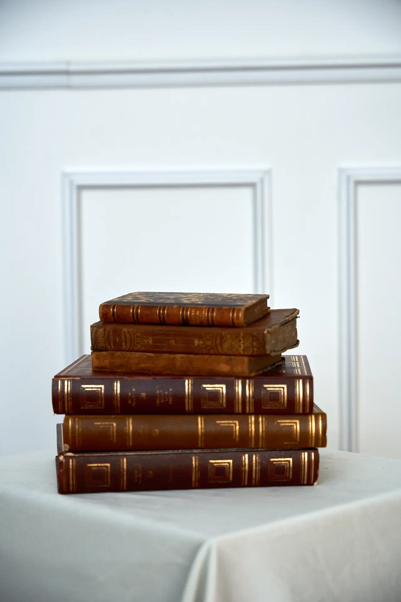 Pile de livres anciens en cuir