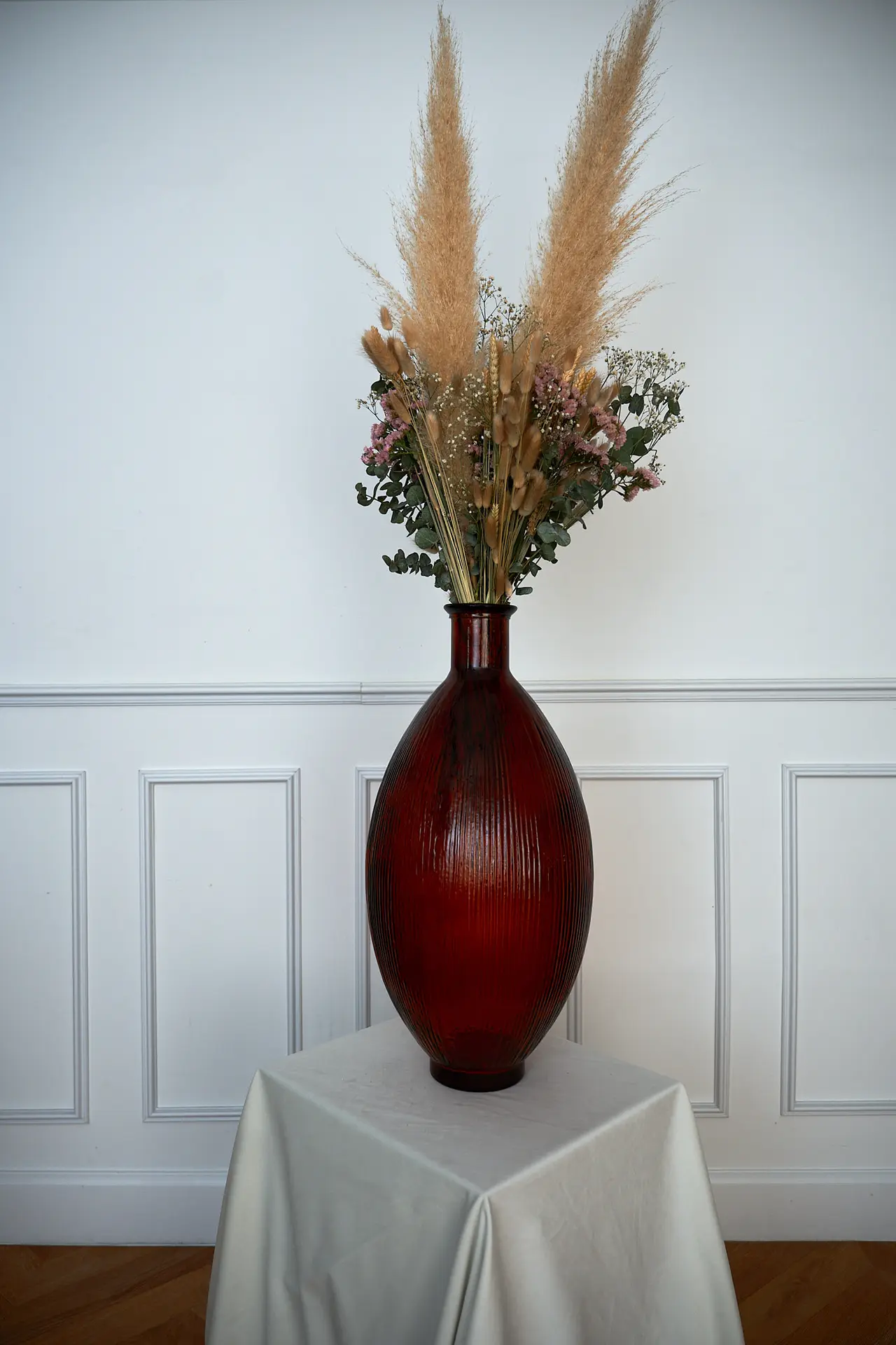 Grand vase rouge et pampa séchée