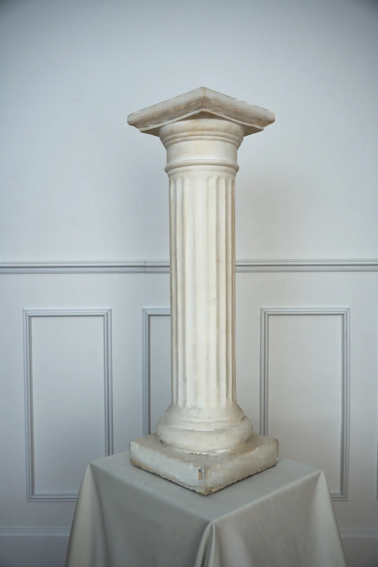 Colonne cannelée en plâtre