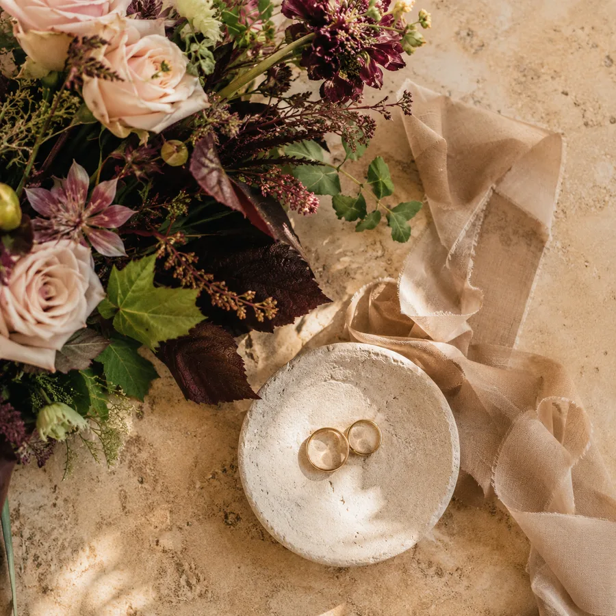 Alliances et fleurs, détails du mariage