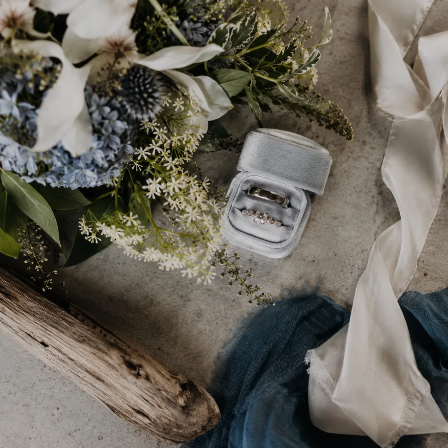 Alliances et fleurs, détails du mariage