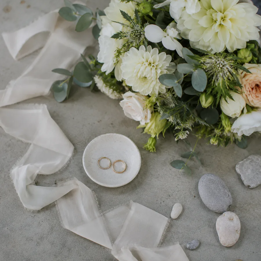 Alliances et fleurs, détails du mariage