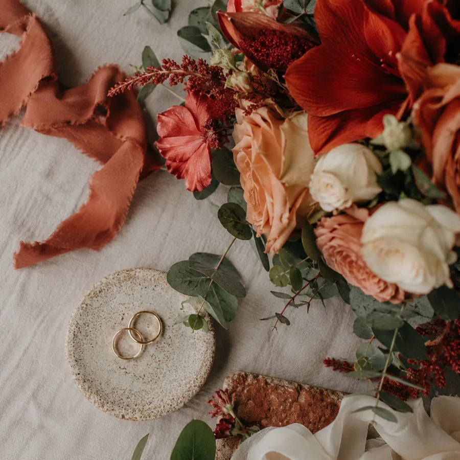 Alliances et fleurs, détails du mariage