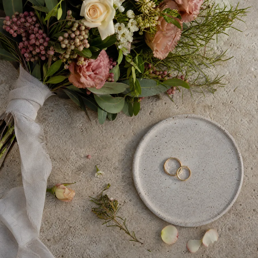 Alliances et fleurs, détails du mariage