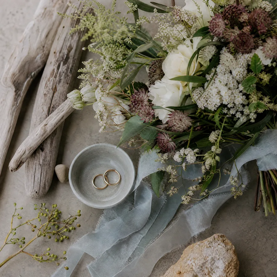 Alliances et fleurs, détails du mariage