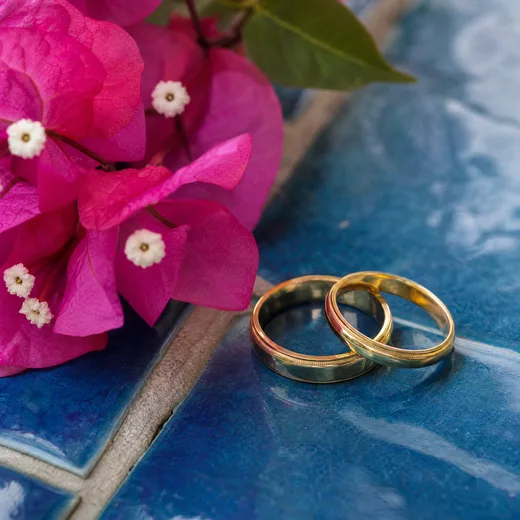 Alliances et fleurs, détails du mariage