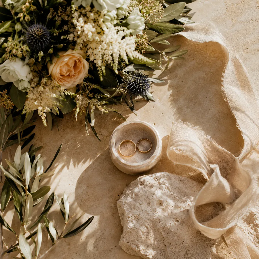 Alliances et fleurs, détails du mariage