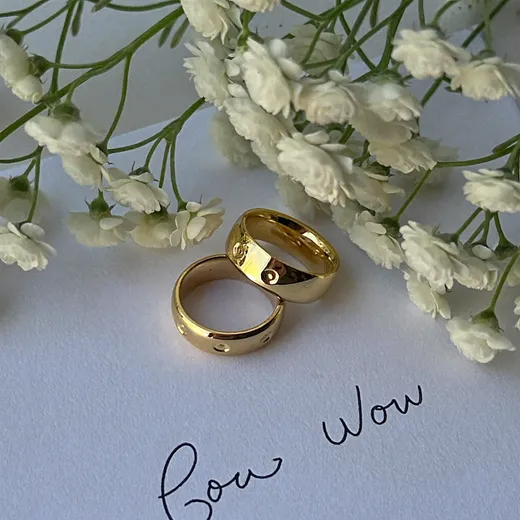 Alliances et fleurs, détails du mariage