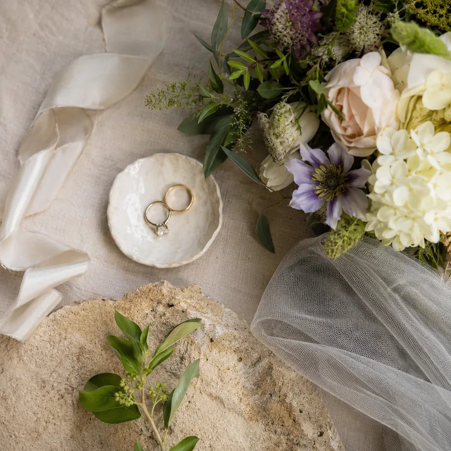 Alliances et fleurs, détails du mariage