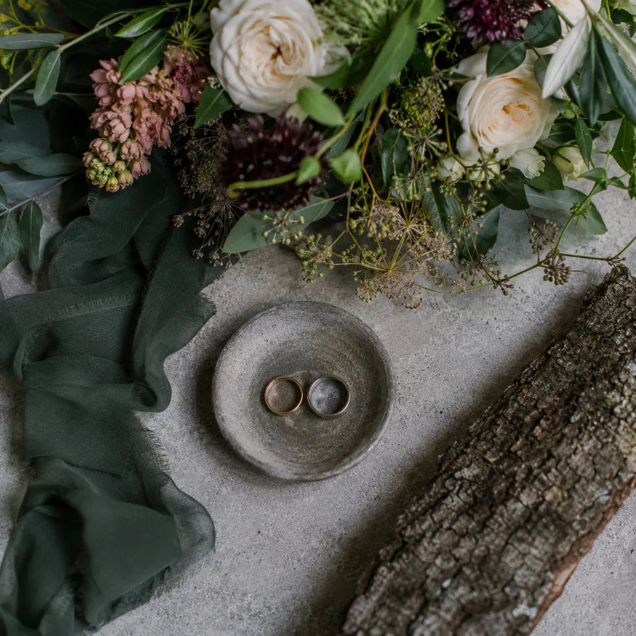 Alliances et fleurs, détails du mariage