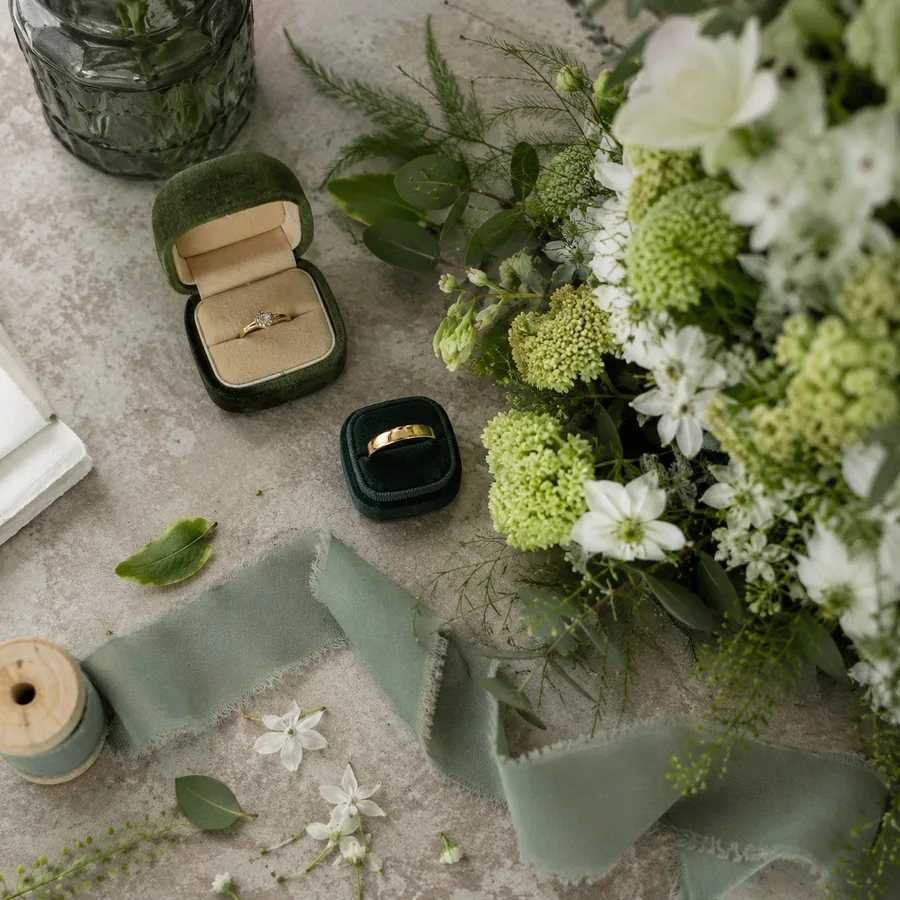 Alliances et fleurs, détails du mariage