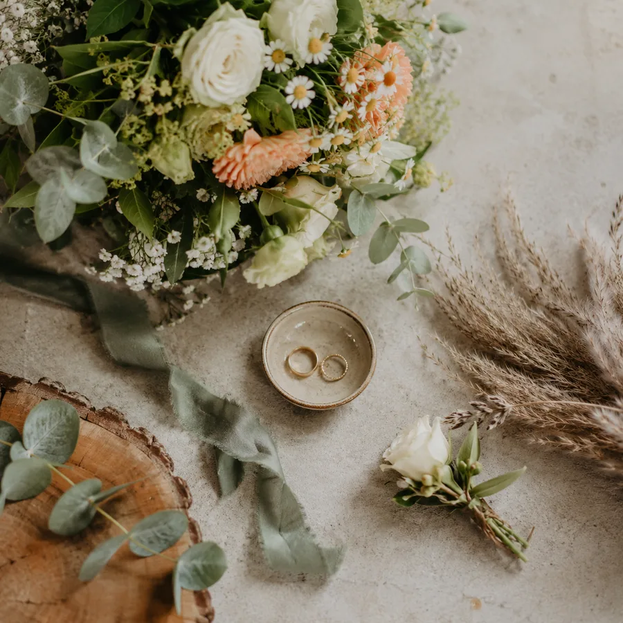 Alliances et fleurs, détails du mariage