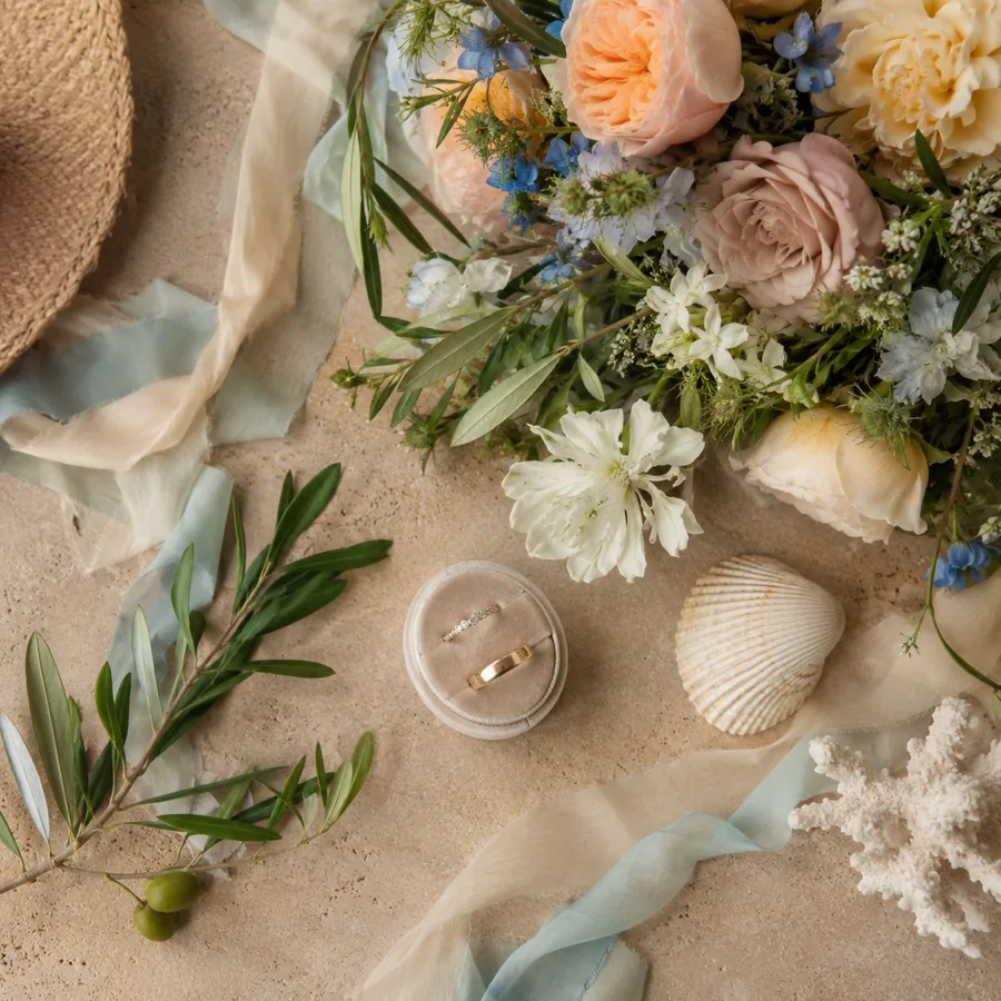 Alliances et fleurs, détails du mariage