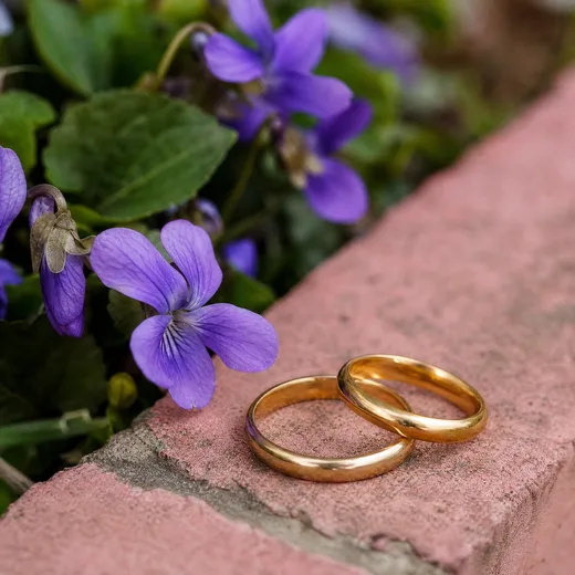 Alliances et fleurs, détails du mariage