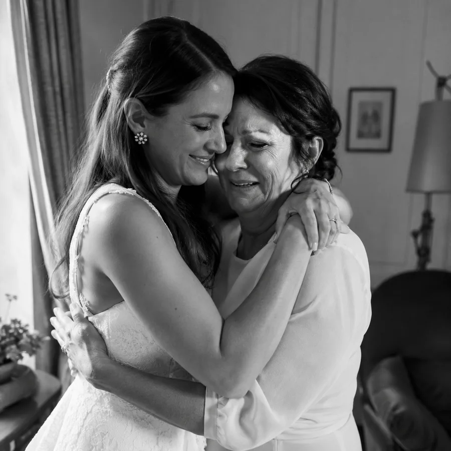 Émotion et larmes de joie pendant la cérémonie