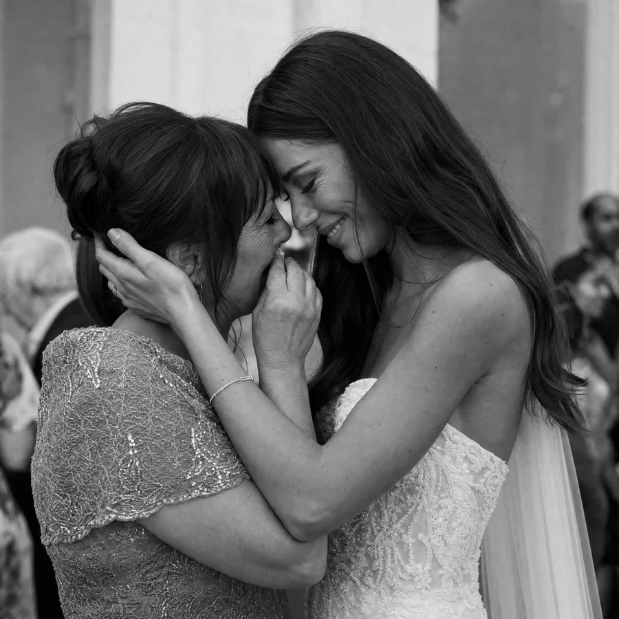 Émotion et larmes de joie pendant la cérémonie