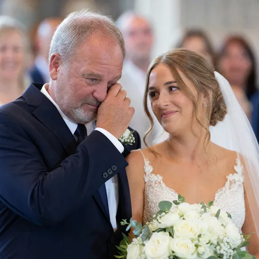 Émotion et larmes de joie pendant la cérémonie
