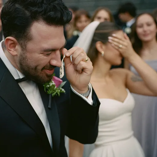 Émotion et larmes de joie pendant la cérémonie