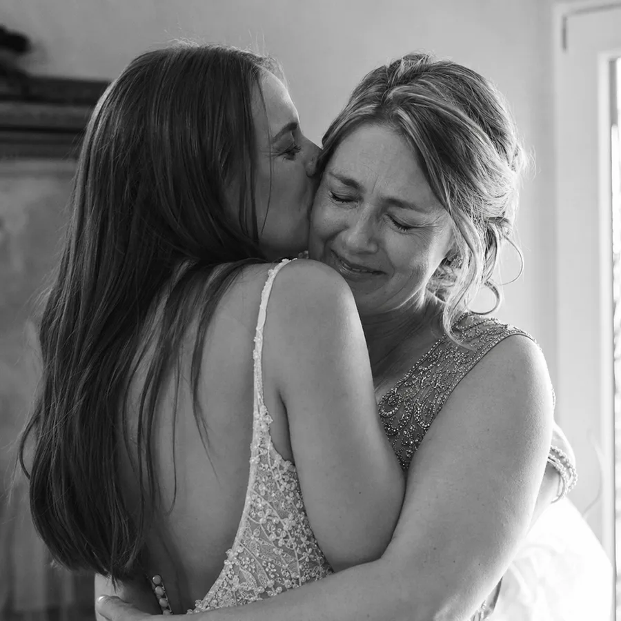 Émotion et larmes de joie pendant la cérémonie