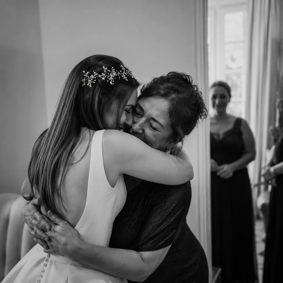 Émotion et larmes de joie pendant la cérémonie