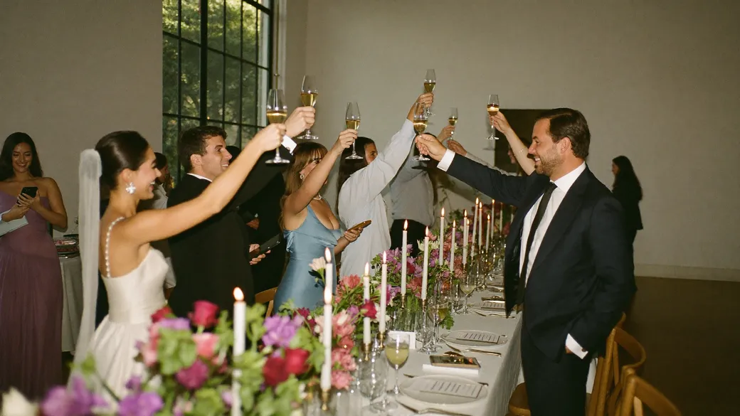 Toast au champagne, réception de mariage à Paris