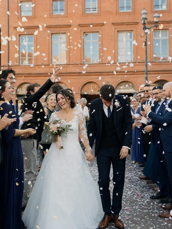 Sortie des mariés sous les confettis à Toulouse