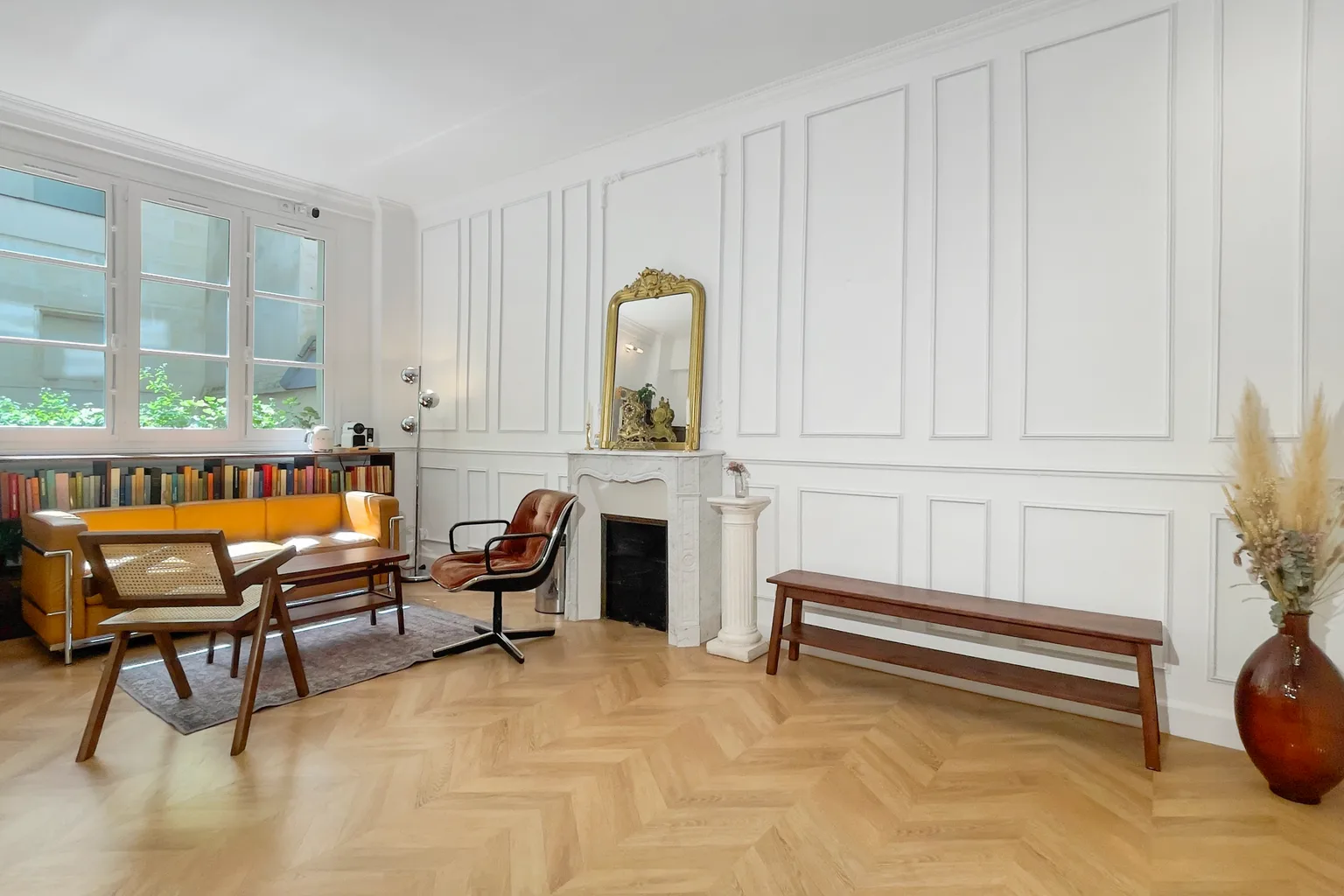 Banc et moulures haussmanniennes